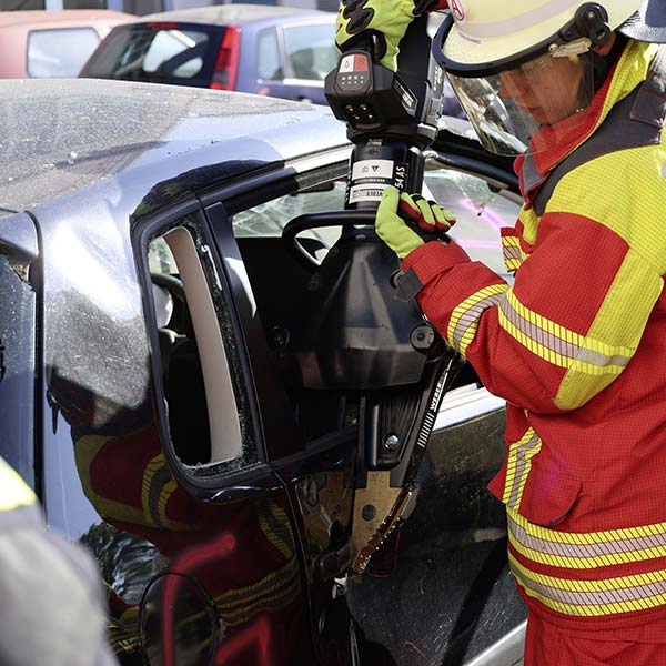 Öffnen einer PKW-Tür mittels Rettungsspreizer. 