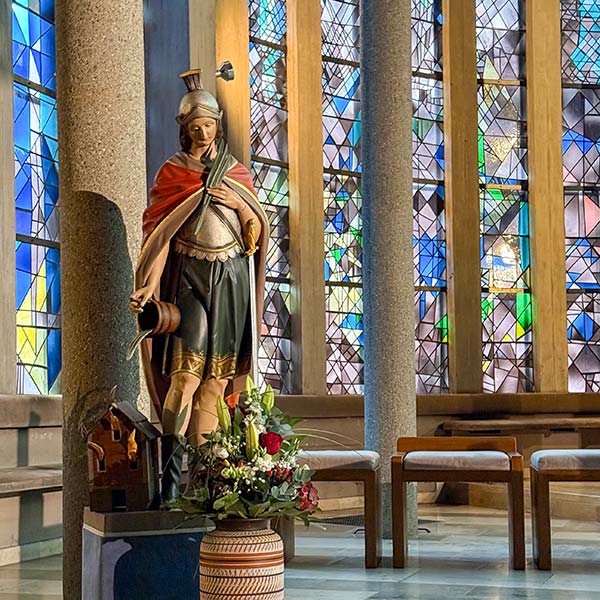 Die Figur des heiligen Florian im Altarraum der Kirche St. Oswald
